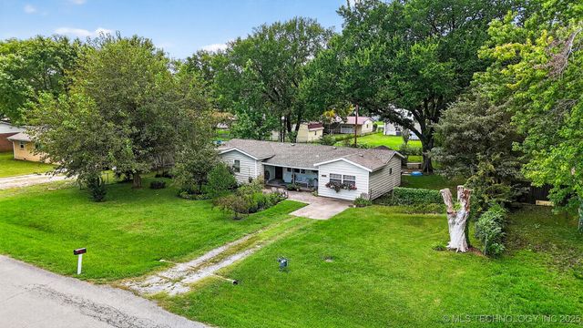 225 S Locust Street, Oologah, OK 74053