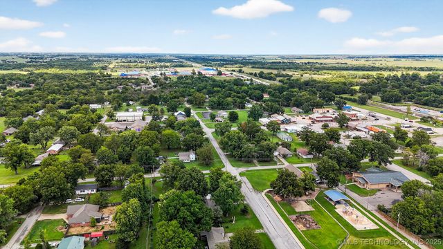 225 S Locust Street, Oologah, OK 74053
