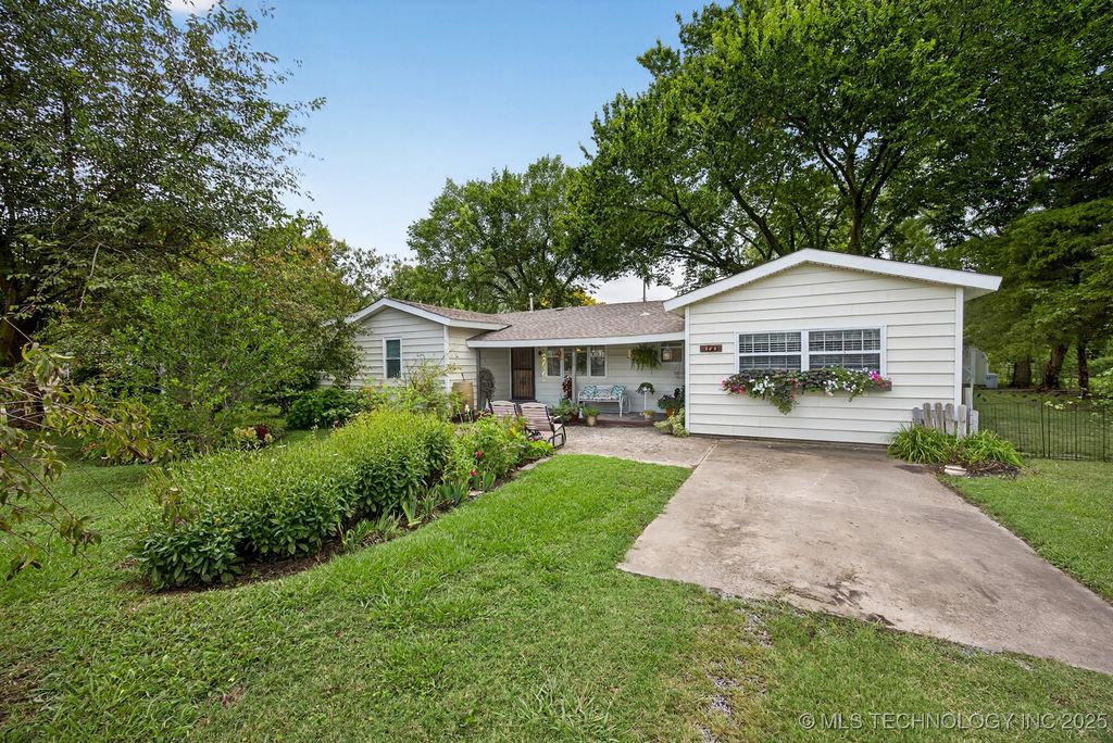 225 S Locust Street, Oologah, OK 74053