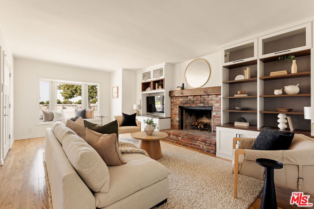 Image 2 of property listing at 8044 Cowan Avenue, Los Angeles, CA 90045