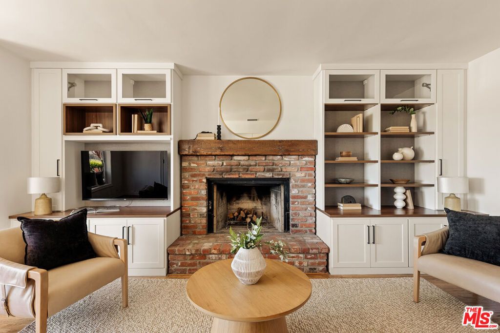 Image 3 of property listing at 8044 Cowan Avenue, Los Angeles, CA 90045