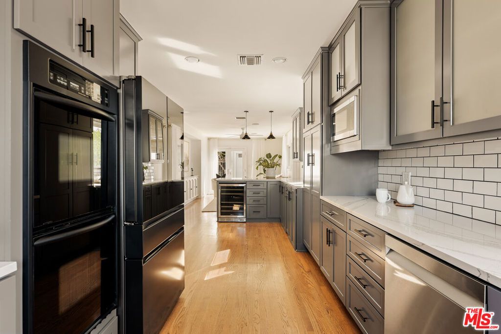 Image 7 of property listing at 8044 Cowan Avenue, Los Angeles, CA 90045