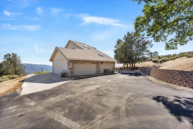24930 Paramount Drive, Tehachapi, CA 93561