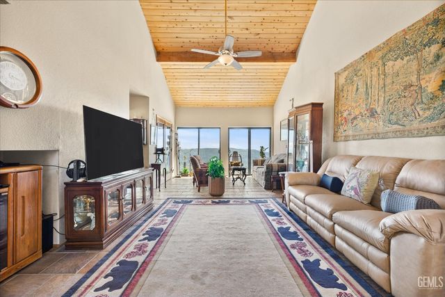 24930 Paramount Drive, Tehachapi, CA 93561