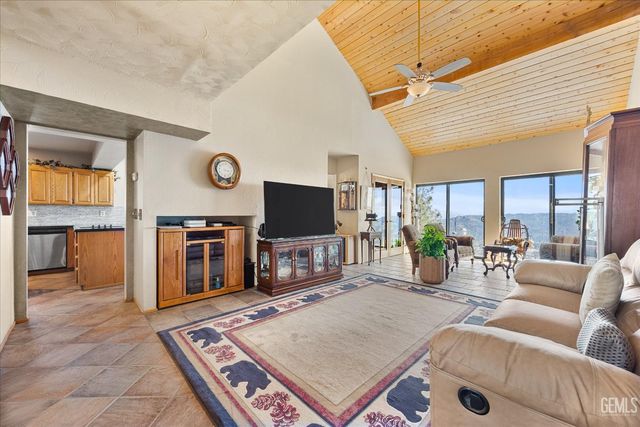 24930 Paramount Drive, Tehachapi, CA 93561