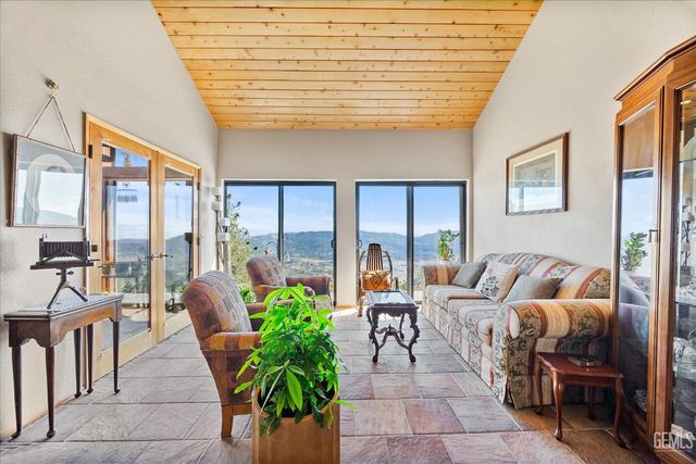 24930 Paramount Drive, Tehachapi, CA 93561
