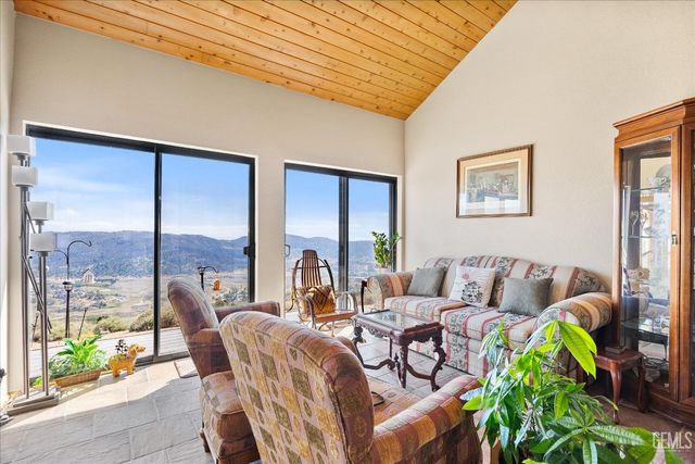 24930 Paramount Drive, Tehachapi, CA 93561