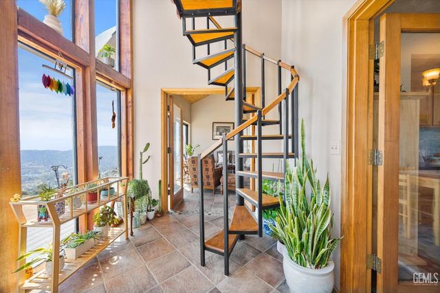 24930 Paramount Drive, Tehachapi, CA 93561