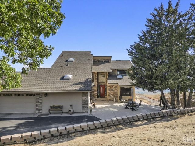 24930 Paramount Drive, Tehachapi, CA 93561