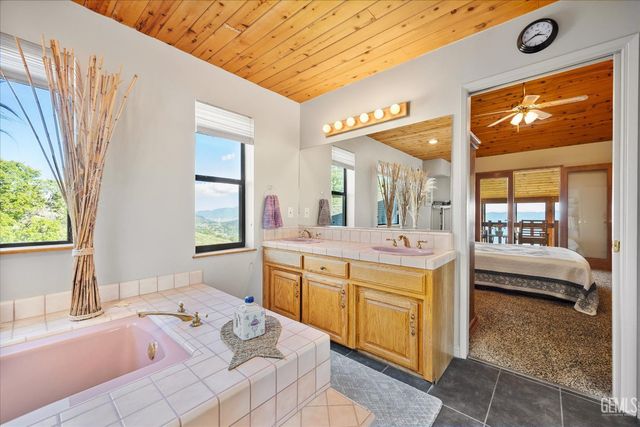 24930 Paramount Drive, Tehachapi, CA 93561