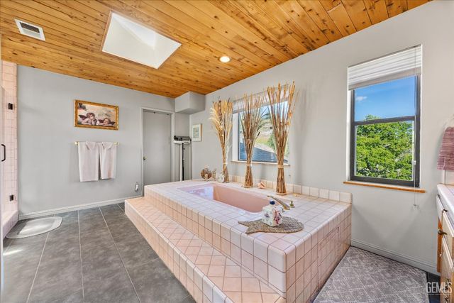 24930 Paramount Drive, Tehachapi, CA 93561