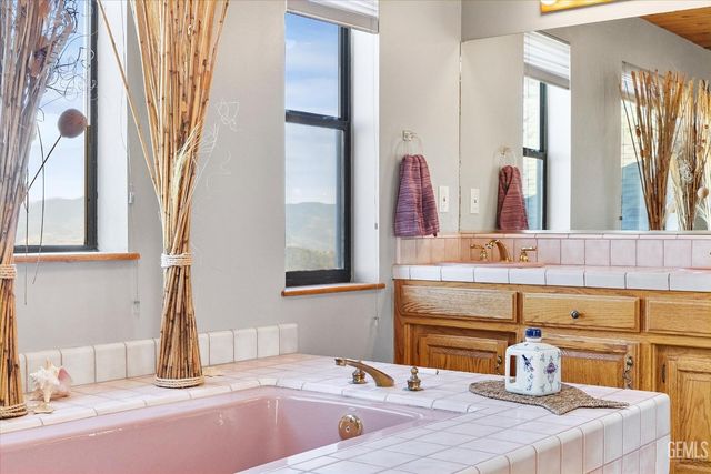 24930 Paramount Drive, Tehachapi, CA 93561