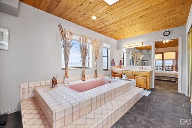 24930 Paramount Drive, Tehachapi, CA 93561