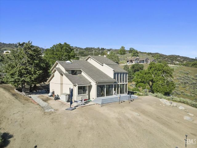 24930 Paramount Drive, Tehachapi, CA 93561