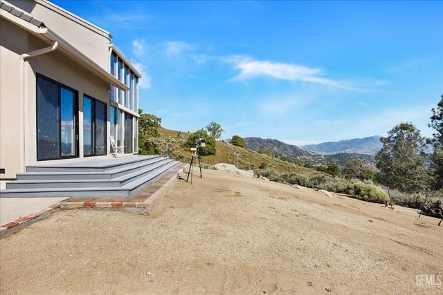 24930 Paramount Drive, Tehachapi, CA 93561