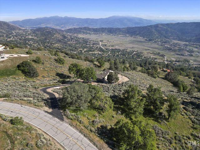 24930 Paramount Drive, Tehachapi, CA 93561