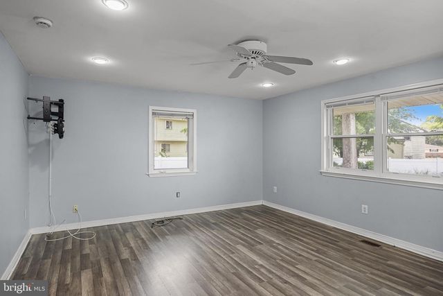 32 LARKIN RD, Burlington, NJ 08016