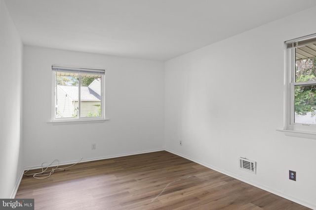 32 LARKIN RD, Burlington, NJ 08016