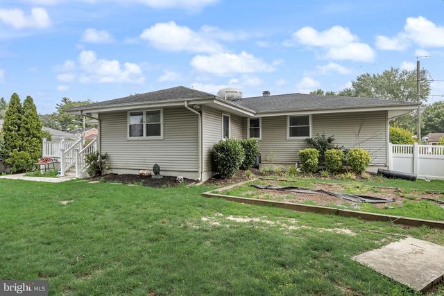 32 LARKIN RD, Burlington, NJ 08016