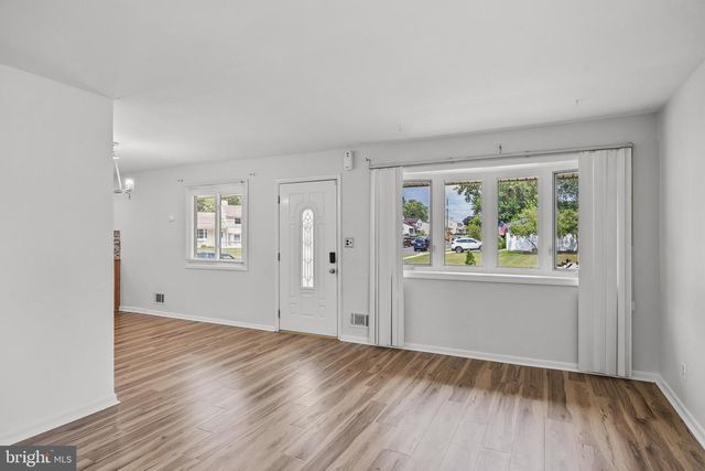 32 LARKIN RD, Burlington, NJ 08016