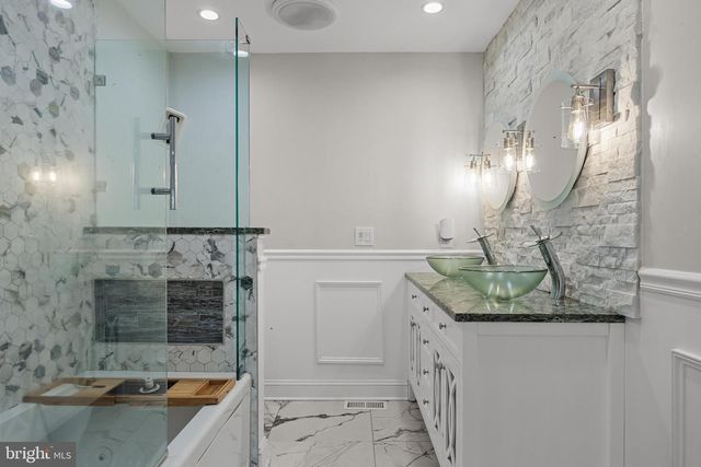 32 LARKIN RD, Burlington, NJ 08016