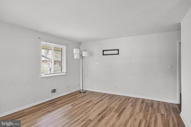 32 LARKIN RD, Burlington, NJ 08016
