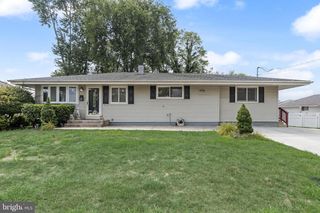 32 LARKIN RD, Burlington, NJ 08016