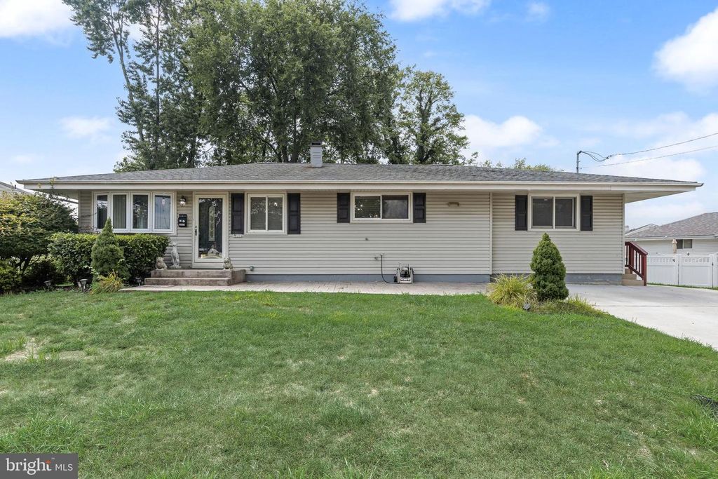 32 LARKIN RD, Burlington, NJ 08016