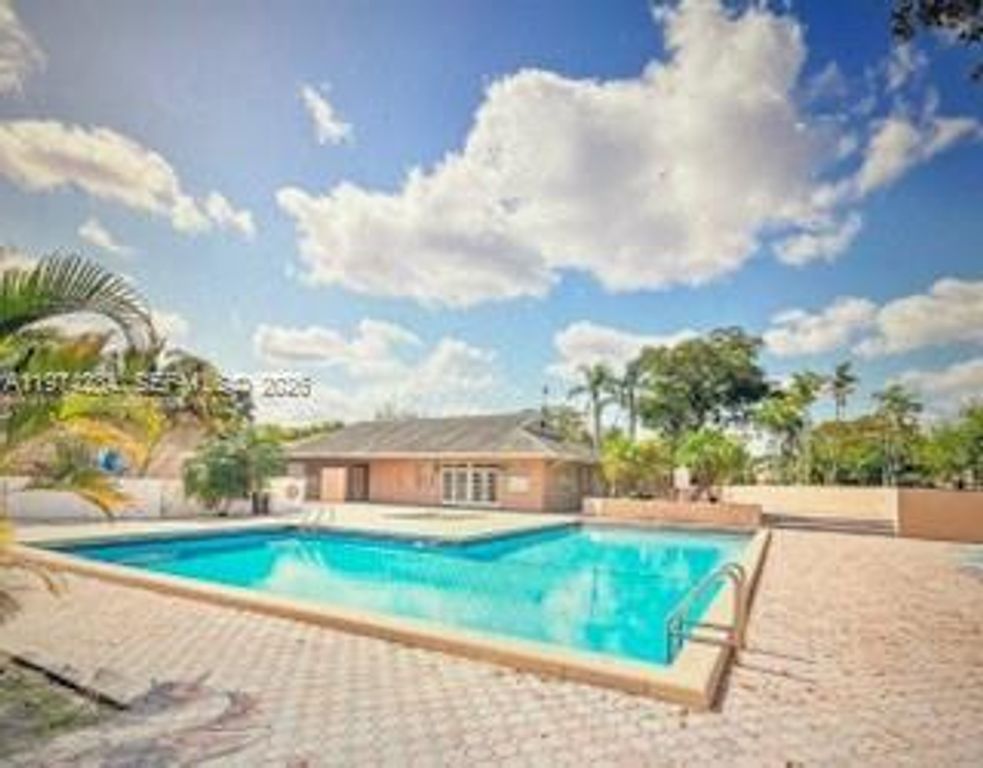 1941 NW 96th Ter 8F, Pembroke Pines, FL 33024
