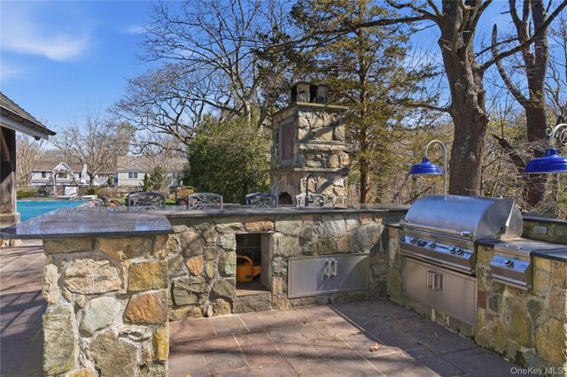 395 W Neck Road, Lloyd Harbor, NY 11743