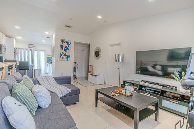 7690 W 29th Way 202, Hialeah, FL 33018