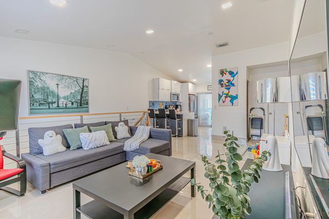 7690 W 29th Way 202, Hialeah, FL 33018