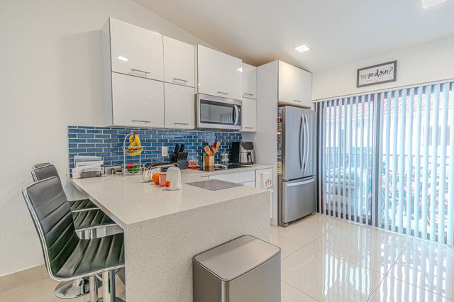 7690 W 29th Way 202, Hialeah, FL 33018