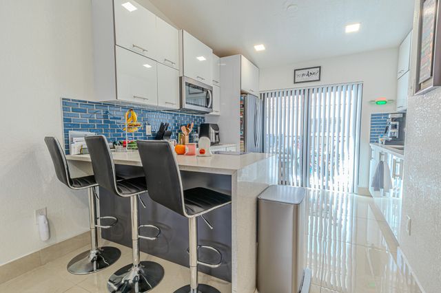 7690 W 29th Way 202, Hialeah, FL 33018