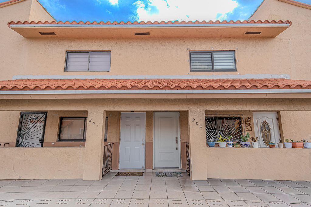 7690 W 29th Way 202, Hialeah, FL 33018
