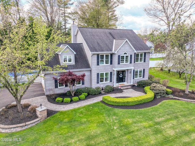 18 County Clare Lane, Niskayuna, NY 12309