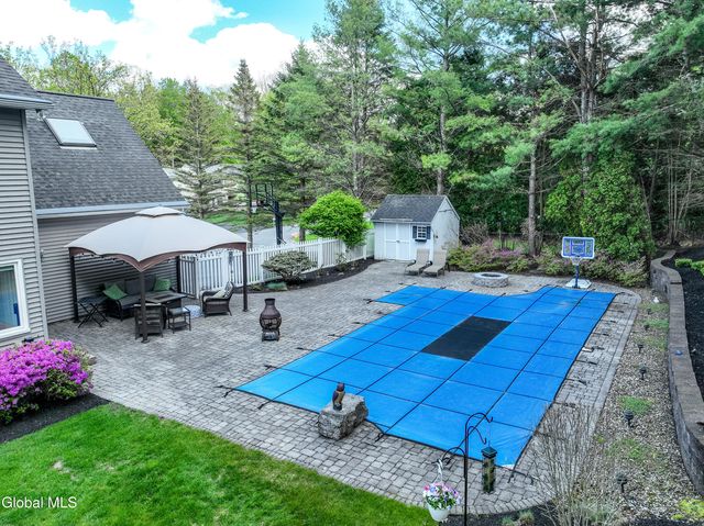 18 County Clare Lane, Niskayuna, NY 12309