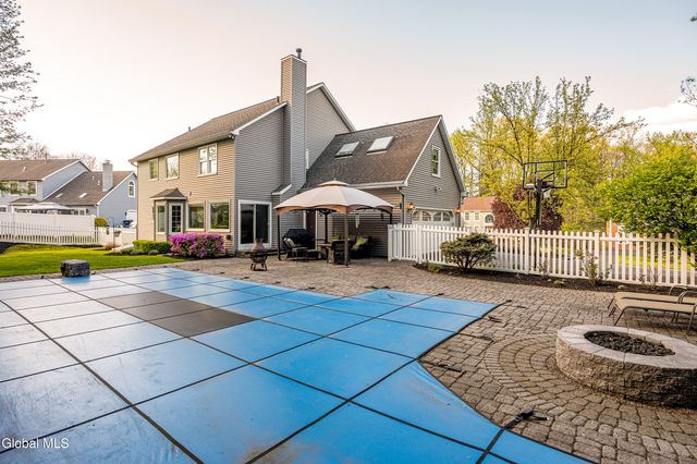 18 County Clare Lane, Niskayuna, NY 12309