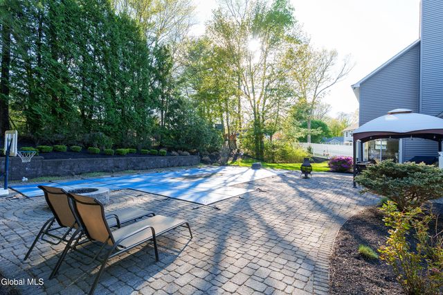 18 County Clare Lane, Niskayuna, NY 12309