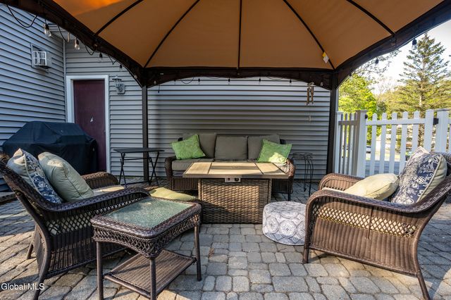 18 County Clare Lane, Niskayuna, NY 12309