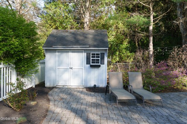 18 County Clare Lane, Niskayuna, NY 12309