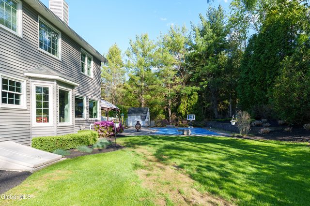 18 County Clare Lane, Niskayuna, NY 12309