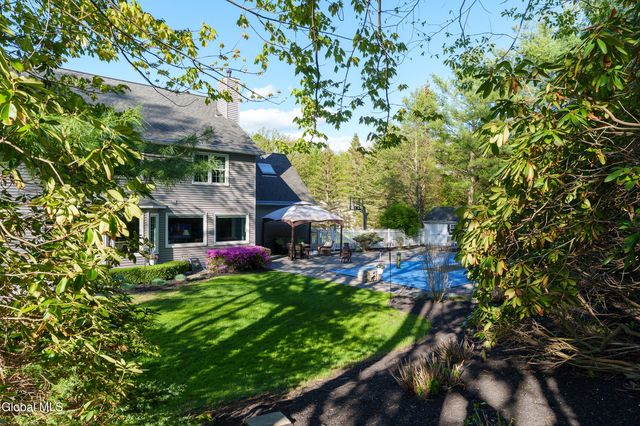 18 County Clare Lane, Niskayuna, NY 12309