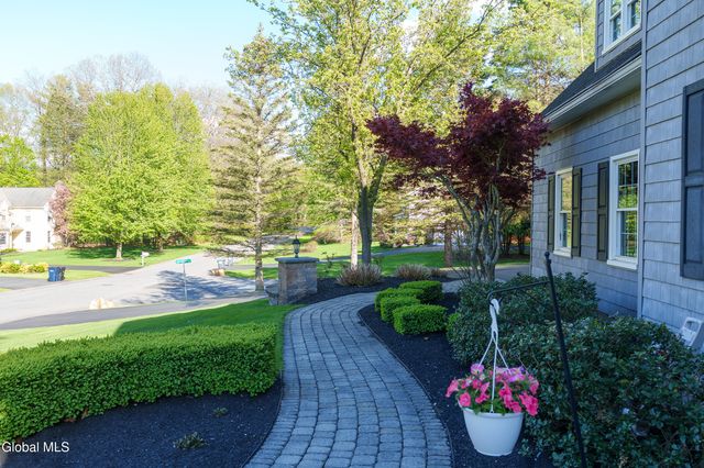 18 County Clare Lane, Niskayuna, NY 12309