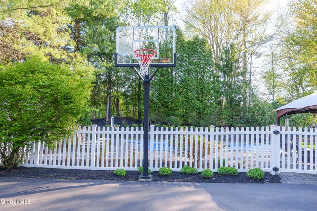 18 County Clare Lane, Niskayuna, NY 12309