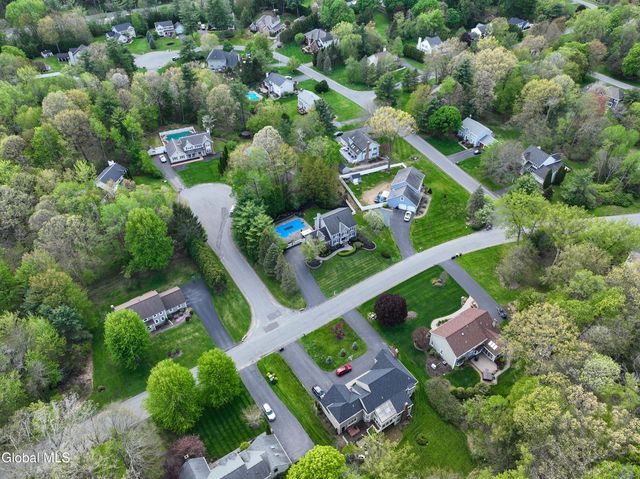 18 County Clare Lane, Niskayuna, NY 12309
