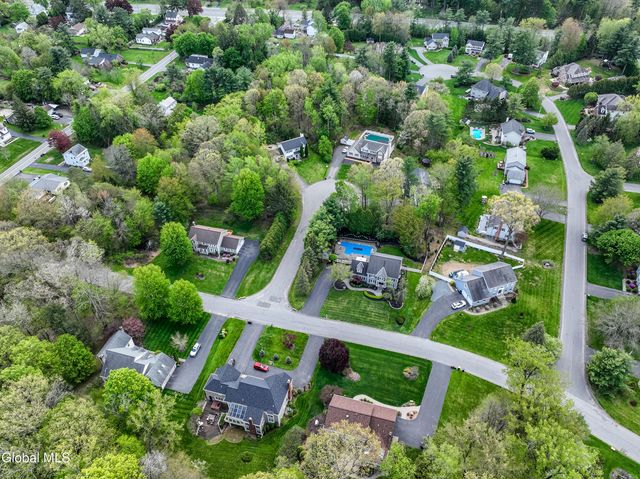 18 County Clare Lane, Niskayuna, NY 12309