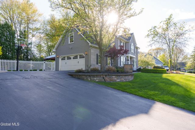 18 County Clare Lane, Niskayuna, NY 12309