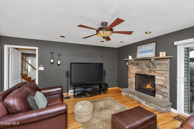18 County Clare Lane, Niskayuna, NY 12309