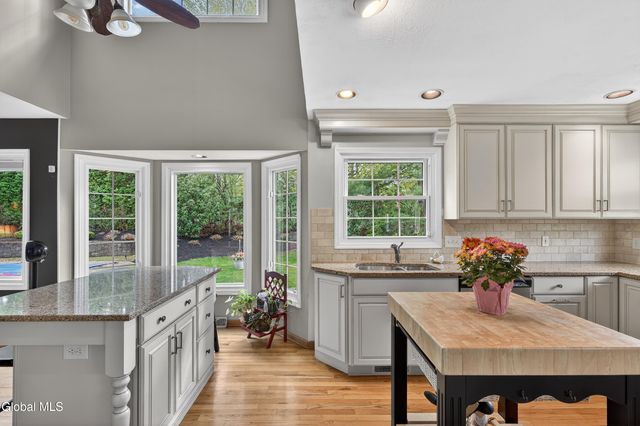 18 County Clare Lane, Niskayuna, NY 12309